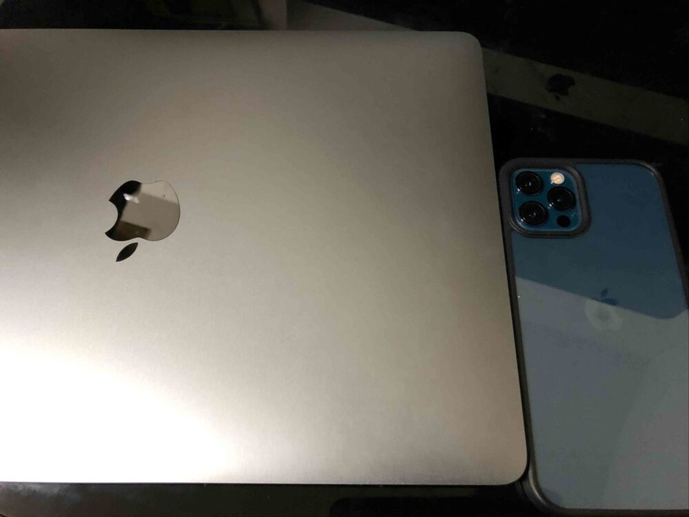 Mac Book ProとiPhone12Pro